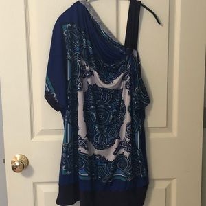 Asymmetrical sleeve shirt.